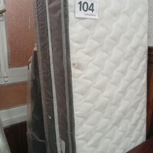 LOTE 104: 2 COLCHONES DE 75CM C/U + FALDON PARA CAMA DE 2 PLAZAS