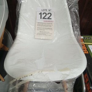 LOTE 122: SILLA DE PLASTICO CON PATAS DE MADERA BLANCA