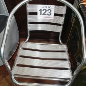LOTE 123: SILLA DE ALUMINIO