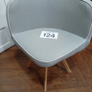 LOTE 124: SILLA ACOLCHADA CON PATAS DE MADERA GRIS
