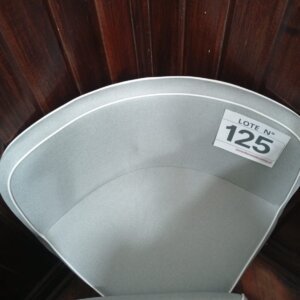 LOTE 125: SILLA ACOLCHADA CON PATAS DE MADERA GRIS