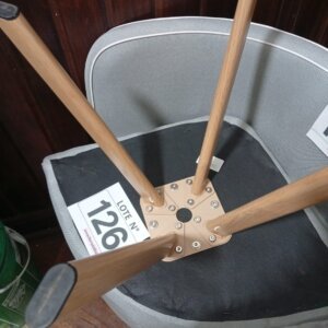 LOTE 126: SILLA ACOLCHADA CON PATAS DE MADERA GRIS