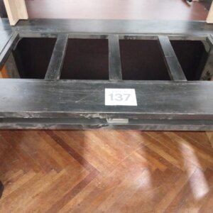 LOTE 137: MESA DE COMEDOR NEGRA SIN VIDRIOS