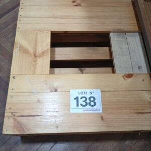 LOTE 138: MESA DE CENTRO COLOR MADERA (Falta 1 Tabla)
