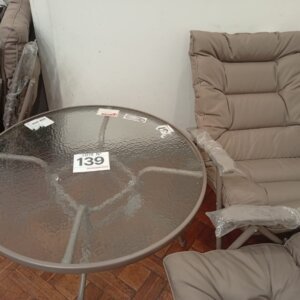 LOTE 139: JUEGO DE COMEDOR PARA TERRAZA 4 PERSONAS CAFE