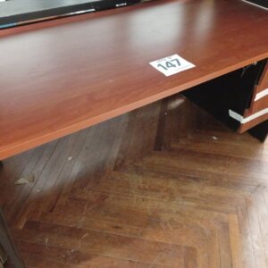 LOTE 147: ESCRITORIO CON 3 CAJONES + LLAVE