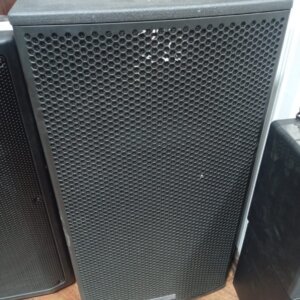 LOTE 084: CAJA ACTIVA DBTECHNOLOGIES VIO X15 900W + CABLE DE PODER